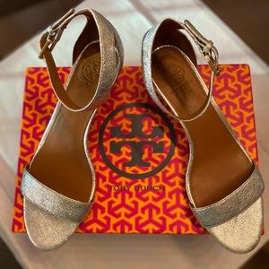 TORY BURCH SAVANNAH 45MM  PALADIUM WEDGE SANDAL